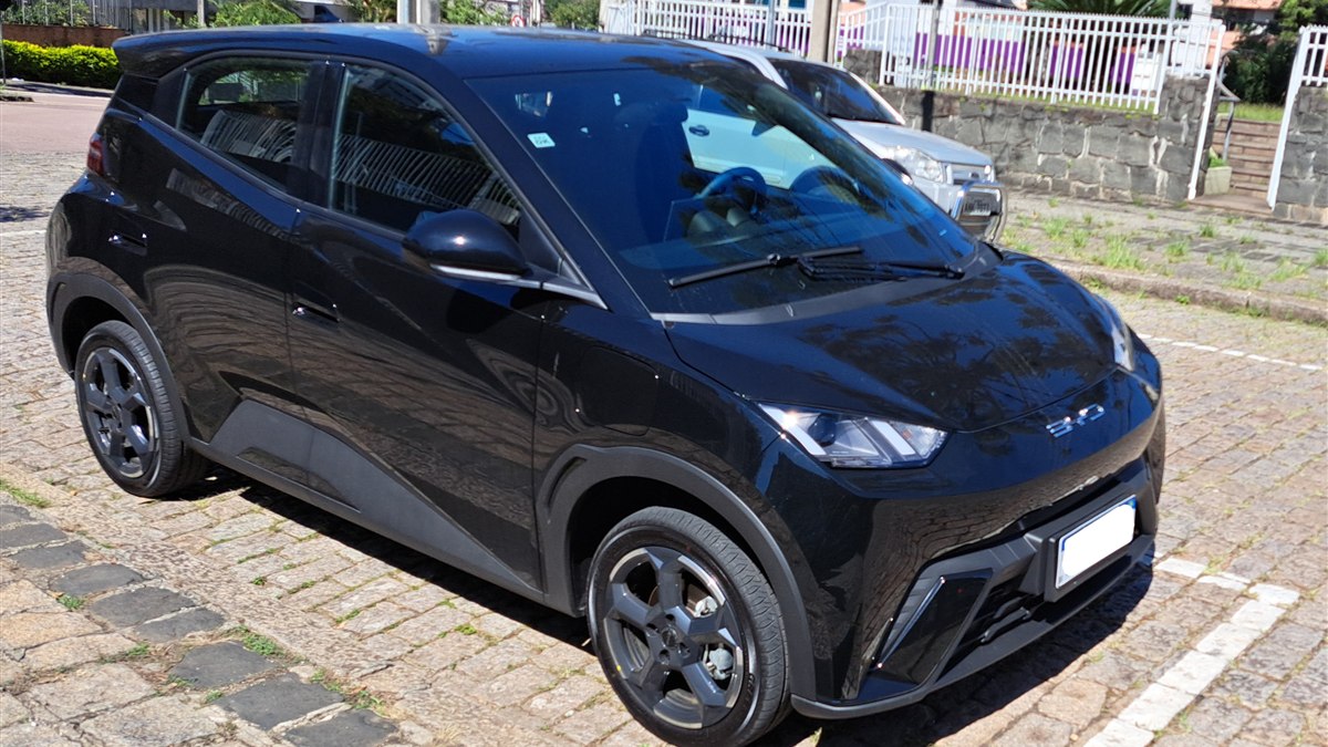 BYD Dolphin Mini preto estacionado no Brasil - seguro pela Rio Rubio Corretora