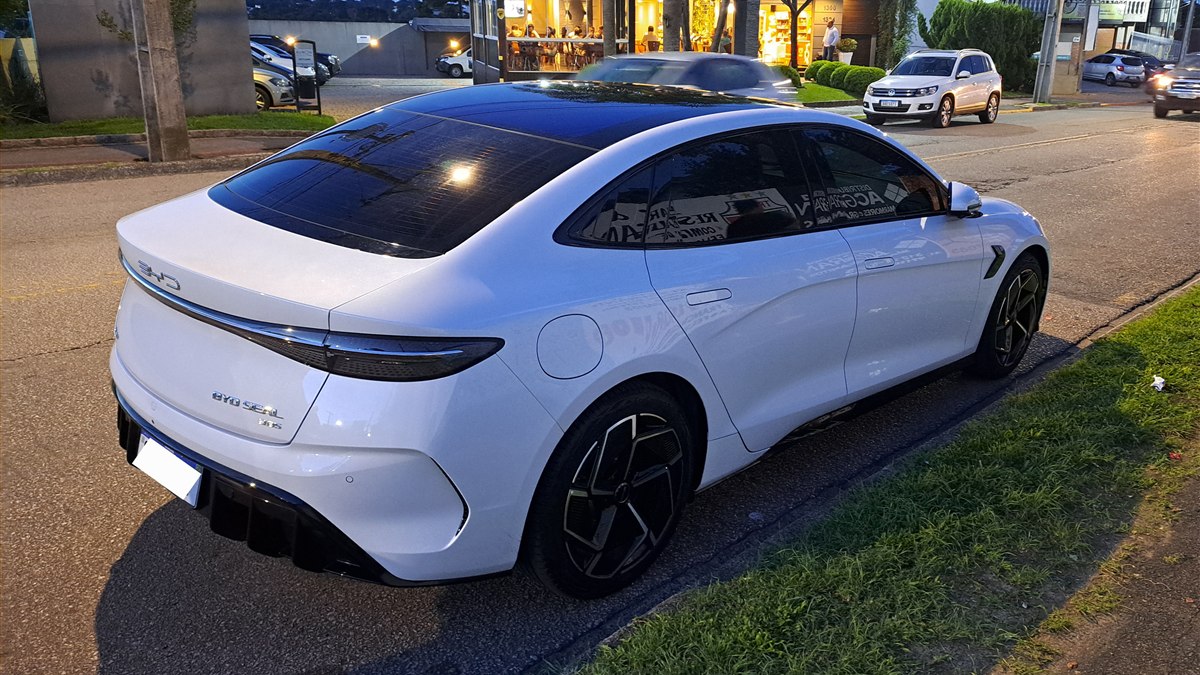 BYD Seal sedã elétrico branco visto de trás no Brasil - seguro pela Rio Rubio Corretora