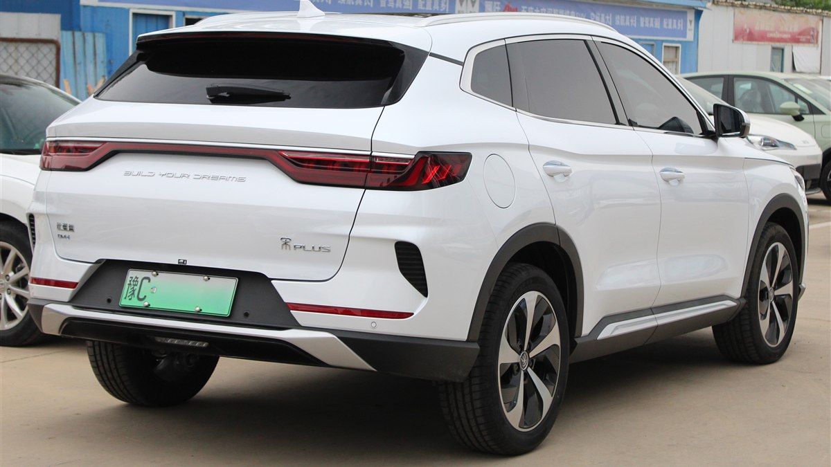 BYD Song Plus DM-i branco visto de trás - seguro pela Rio Rubio Corretora
