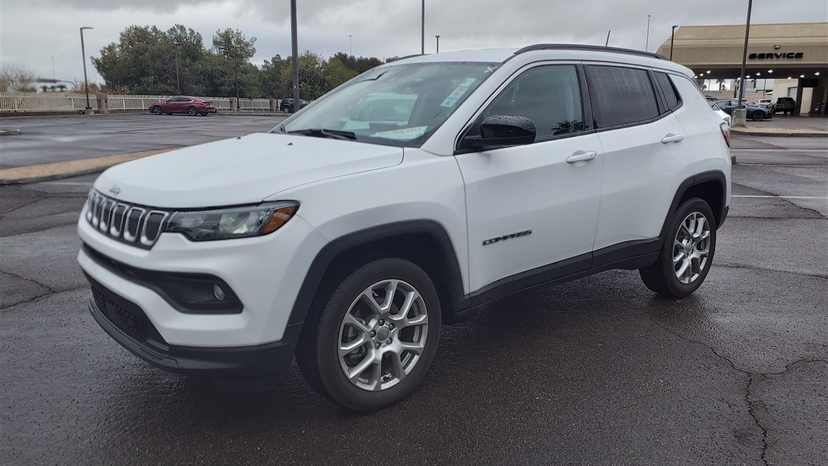 Jeep Compass branco visto de frente - seguro do Jeep Compass pela Rio Rubio Corretora