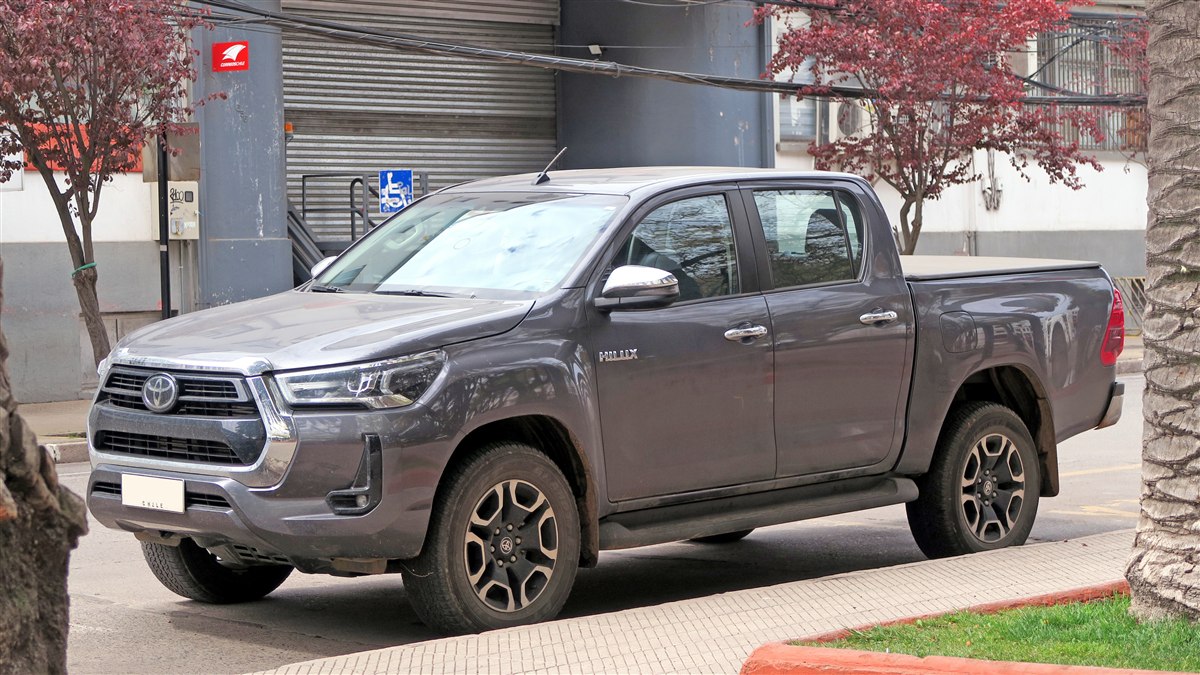 Toyota Hilux SRV cinza vista de frente - seguro da Hilux pela Rio Rubio Corretora
